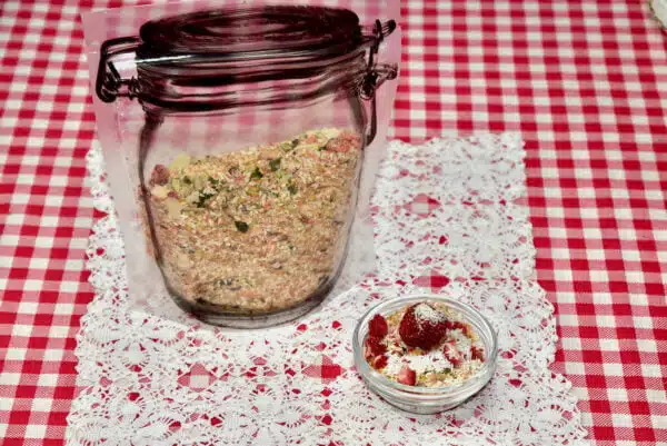 Low Carb Strawberry Coconut Keto Muesli Golden Stevia Fresa de coco baja en carbohidratos Ceto Muesli Golden Stevia Wenig Kohlehydrate Erdbeer-Kokos-Keto-Müsli Golden Stevia Con pochi carboidrati Fragola Cocco Keto Muesli Golden Stevia С низким содержанием углеводов Клубника Кокос Кето Мюсли Золотая Стевия Faible teneur en glucides Fraise Noix De Coco Keto Muesli Golden Stevia