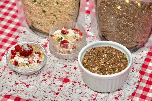 Low Carb Strawberry Coconut Keto Muesli Golden Stevia Fresa de coco baja en carbohidratos Ceto Muesli Golden Stevia Wenig Kohlehydrate Erdbeer-Kokos-Keto-Müsli Golden Stevia Con pochi carboidrati Fragola Cocco Keto Muesli Golden Stevia С низким содержанием углеводов Клубника Кокос Кето Мюсли Золотая Стевия Faible teneur en glucides Fraise Noix De Coco Keto Muesli Golden Stevia