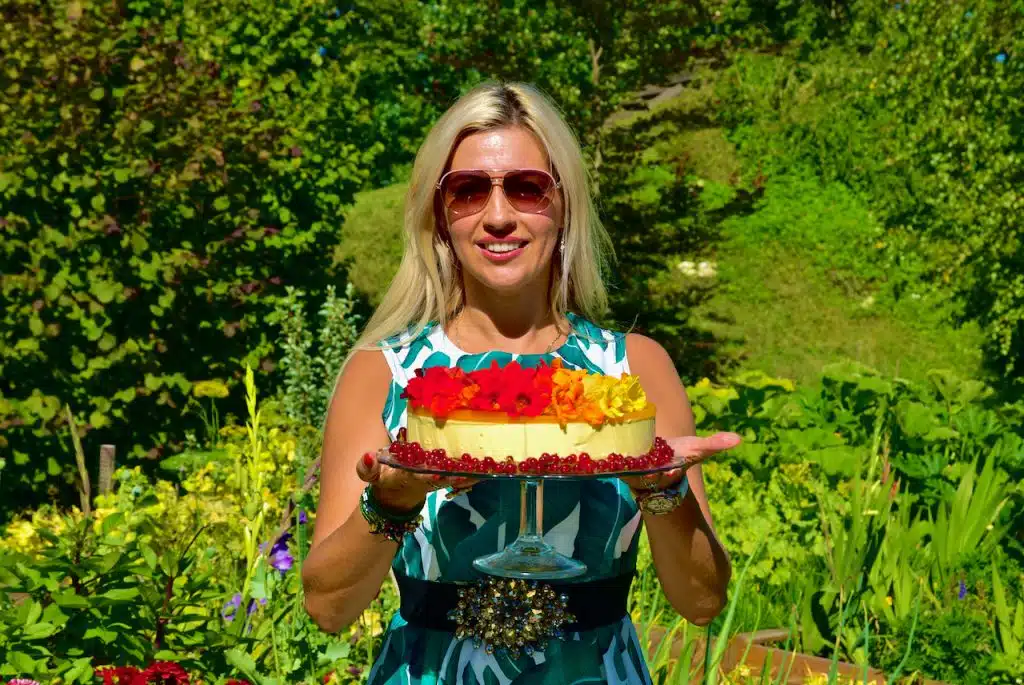 Annika Urm is Golden Stevia low carb keto sugar free, gluten free chef cooking books author low carb bakery pizza pasta bread burger